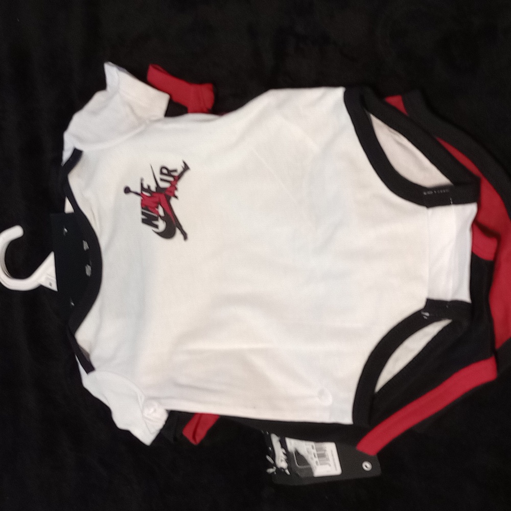 3 pack Jordan body suit - Picture 3 of 6